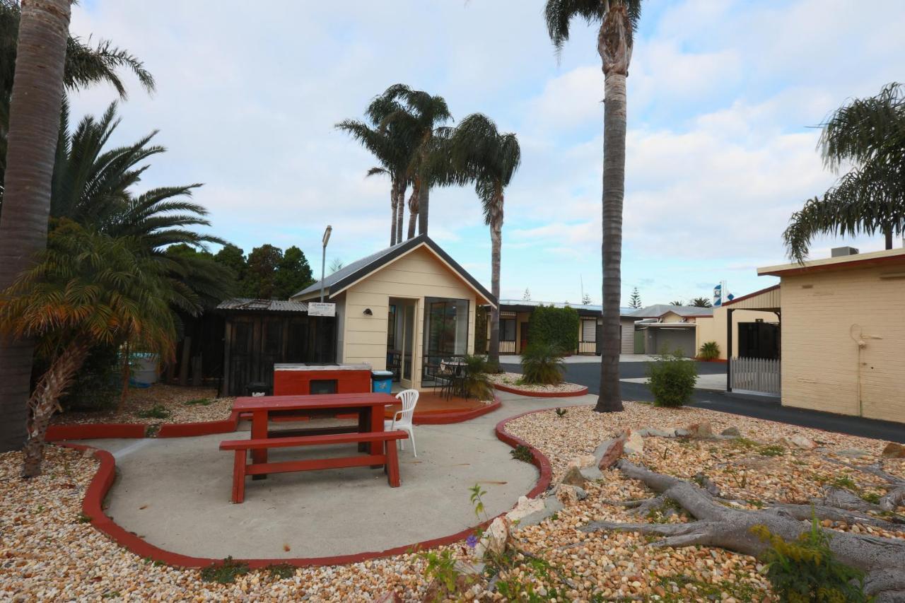 The Esplanade Motel Lakes Entrance Extérieur photo