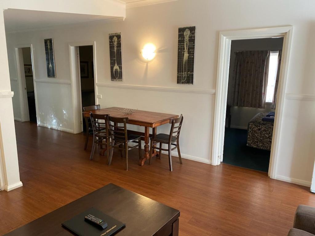 The Esplanade Motel Lakes Entrance Extérieur photo